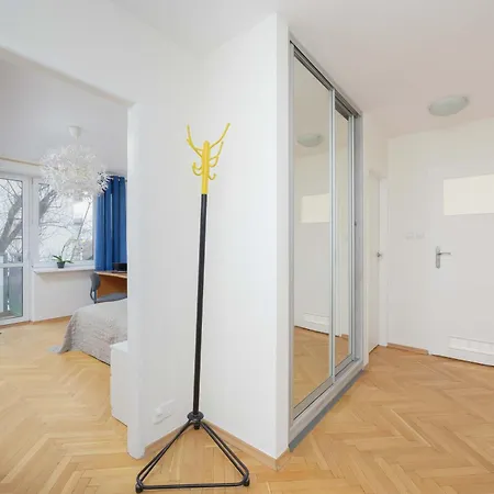 Apartment Jasny Z Dwoma Sypialniami I Biurkiem By Renters *