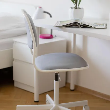 Jasny Z Dwoma Sypialniami I Biurkiem By Renters Apartment Warsaw
