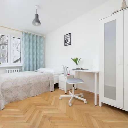 Jasny Z Dwoma Sypialniami I Biurkiem By Renters Apartment *