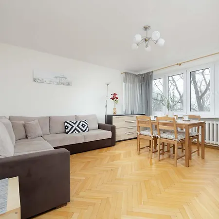 Apartment Jasny Z Dwoma Sypialniami I Biurkiem By Renters