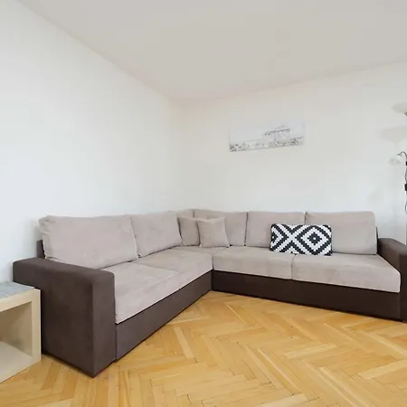Jasny Z Dwoma Sypialniami I Biurkiem By Renters Apartment