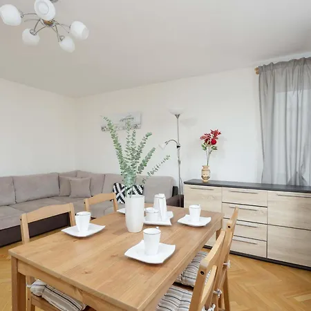 Jasny Z Dwoma Sypialniami I Biurkiem By Renters Apartment *