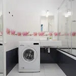 Jasny Z Dwoma Sypialniami I Biurkiem By Renters
