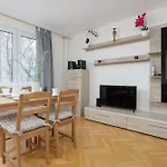 Jasny Z Dwoma Sypialniami I Biurkiem By Renters