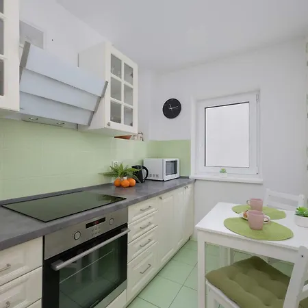 Jasny Z Dwoma Sypialniami I Biurkiem By Renters *