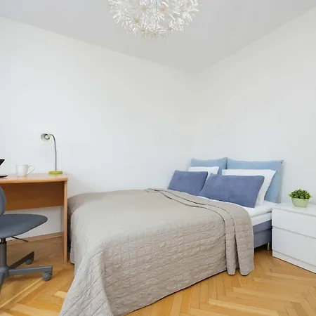 Apartament Jasny Z Dwoma Sypialniami I Biurkiem By Renters