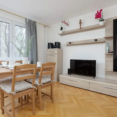 Jasny Z Dwoma Sypialniami I Biurkiem By Renters