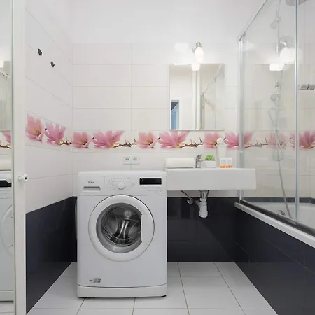 Jasny Z Dwoma Sypialniami I Biurkiem By Renters