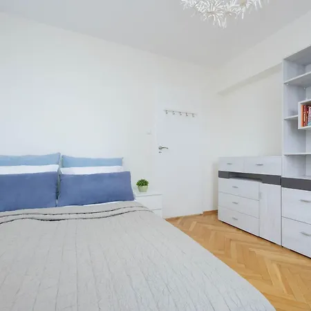 Jasny Z Dwoma Sypialniami I Biurkiem By Renters *