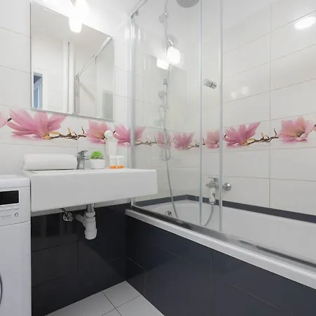 Jasny Z Dwoma Sypialniami I Biurkiem By Renters