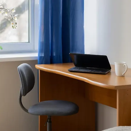 Jasny Z Dwoma Sypialniami I Biurkiem By Renters